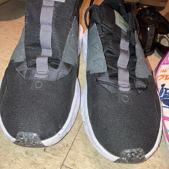 Missing a shoelace - Picture 1 of 4